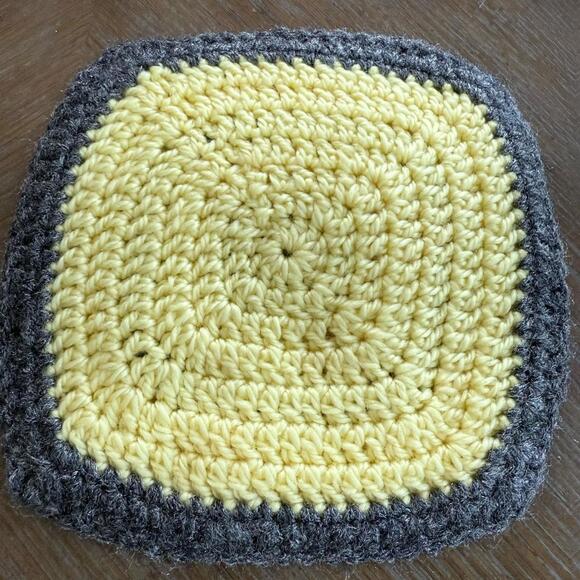 Lot Of 4 Crocheted Trivets /Potholders One Has Loop For Hanging - Picture 6 of 9